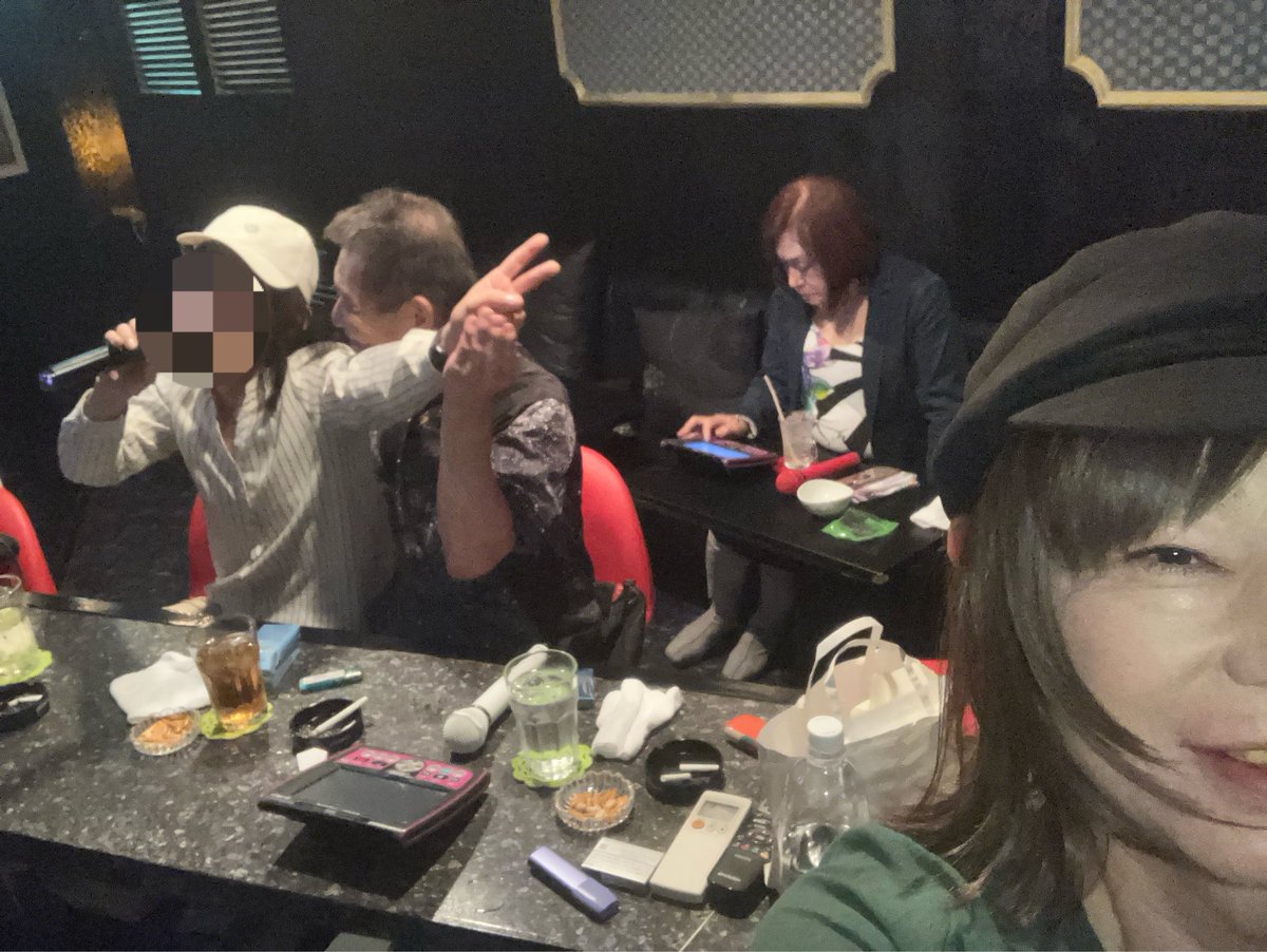 risaloverisa's tweet photo. 先週は喧しい…ではなく賑やかな一夜でした😅
久しぶりに某ユッキー氏と大ママが来られましたが二人とも元気そうで何よりで🤣
一昨日から水のトラブルに嵌ってヘロってますが #ちいかわ占い 一位を信じて上手く終わって麻紀ちゃんも来られる今宵の営業を励みたいです https://t.co/lzNrHUprHi