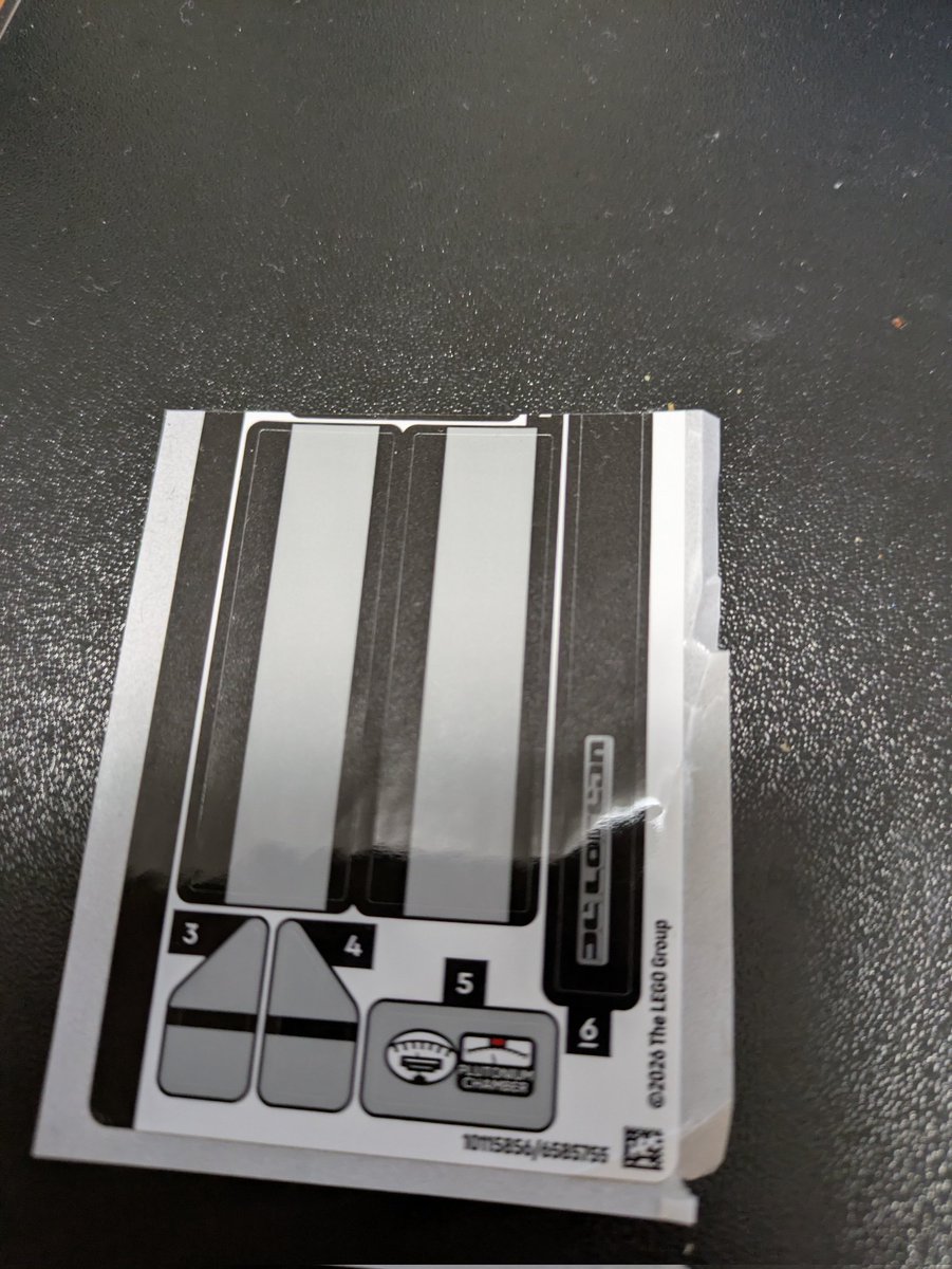 tekkou0's tweet photo. レゴスピードチャンピオンシリーズのデロリアン開封したらシールが裁断ミスのが封入されてて肝心のデロリアンのフロントの「DMC」部分が無いサポートで部品取り寄せの項目まで申し込もうにもシールの在庫が無いのか、無いとかどうしたらエエねん😰🤬😱　#レゴ　#LEGO　#サポート　#AFOL https://t.co/9x1NLLnrkP
