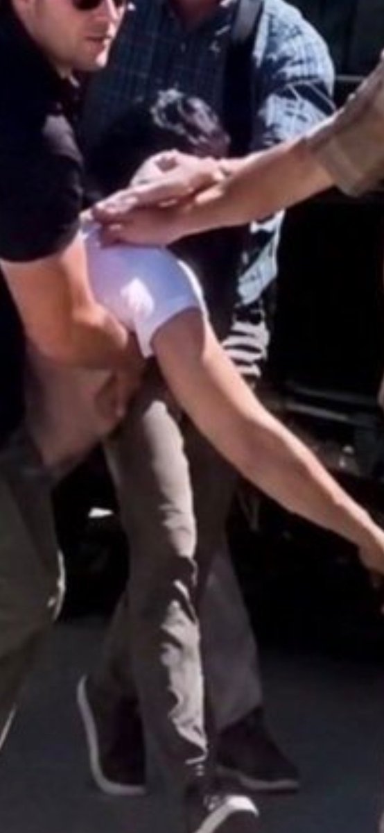 ladybugginu2's tweet photo. @RealCandaceO Three legs https://t.co/ku2swcXf9U