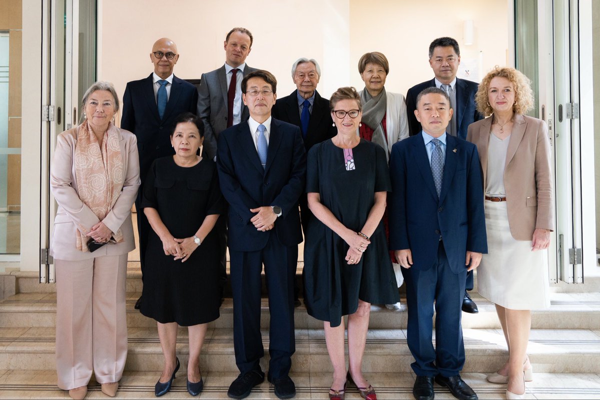 aseforg's tweet photo. 🤝 ASEF welcomed members of its Executive Committee (ExCo) at our Singapore headquarters.
 
ExCo members tackled a full agenda and engaged in productive discussions, including on ASEF's 2025–2026 projects and upcoming 2027 initiatives. 🌏 

After the day’s deliberations, the evening ended in a welcome dinner hosted by ASEF for all delegates to the Board of Governors meeting starting today. 👥
 
The presence of representatives from 8 countries at the meeting underscore their shared commitment to advancing exchanges, cooperation and people-to-people connections between Asia and Europe.