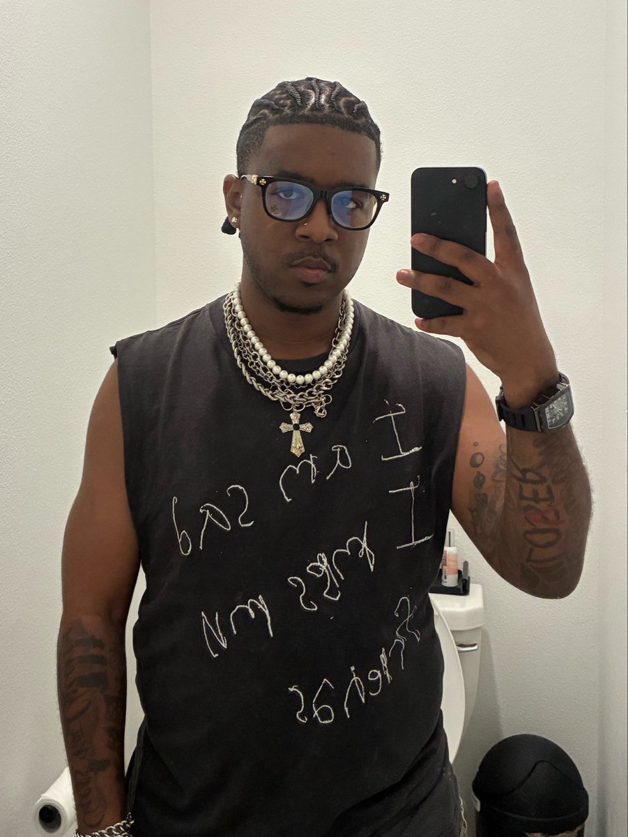 YoungnRELOADED's tweet photo. my favorite pose 🤳🏾🖤 https://t.co/ZK2oZwwyDQ
