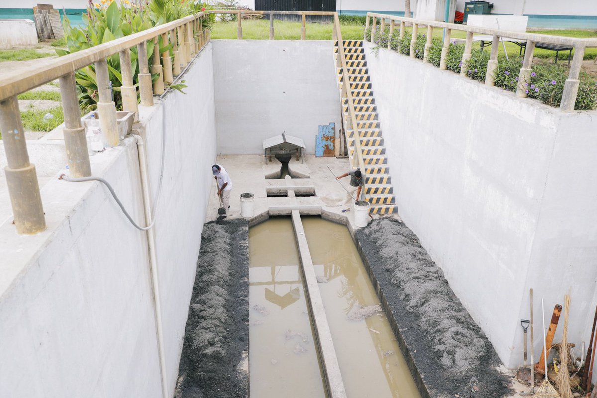 ciphuatulco's tweet photo. Con el objetivo de garantizar el correcto funcionamiento de la infraestructura sanitaria en Bahías de Huatulco, personal técnico y operativo del #CIPHuatulco realiza trabajos de desazolve y limpieza en el desarenador de la Planta de Tratamiento de Aguas Residuales (PTAR) Chahué. https://t.co/WUZ54IPqyG