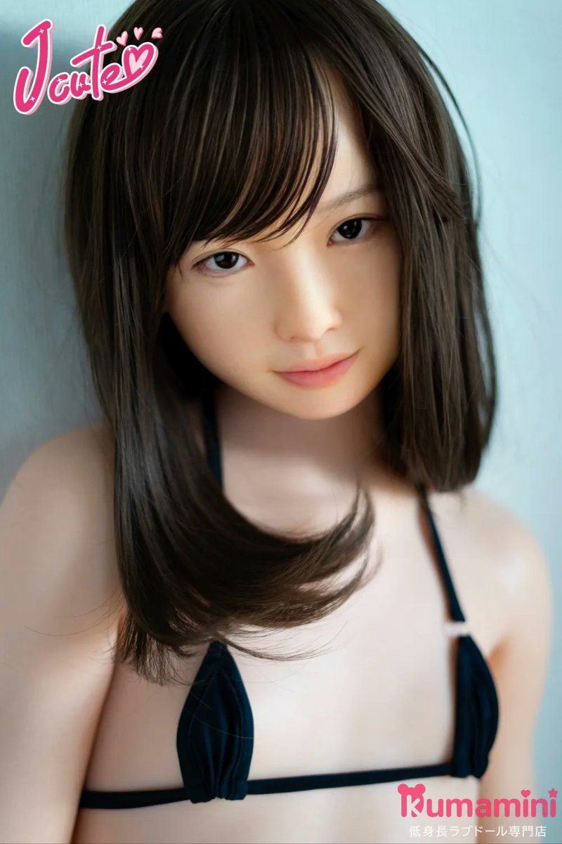 KUMA_minidoll's tweet photo. J-cute「澪」149cm バスト平

柔らかく艶やかなボブヘアに、透き通るような大きな瞳

優しく微笑む表情が、静かで上品な雰囲気を漂わせま

黒のシンプルビキニが、清楚で可憐な雰囲気の中に、
ふんわりとした色気を感じさせる……
＃Jcute #リアルラブドール #色気あるドール https://t.co/VU8g92Xhek