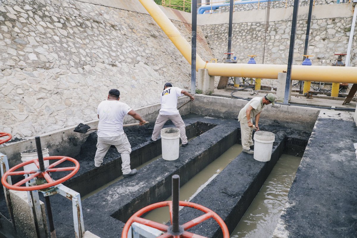 ciphuatulco's tweet photo. Con el objetivo de garantizar el correcto funcionamiento de la infraestructura sanitaria en Bahías de Huatulco, personal técnico y operativo del #CIPHuatulco realiza trabajos de desazolve y limpieza en el desarenador de la Planta de Tratamiento de Aguas Residuales (PTAR) Chahué. https://t.co/WUZ54IPqyG