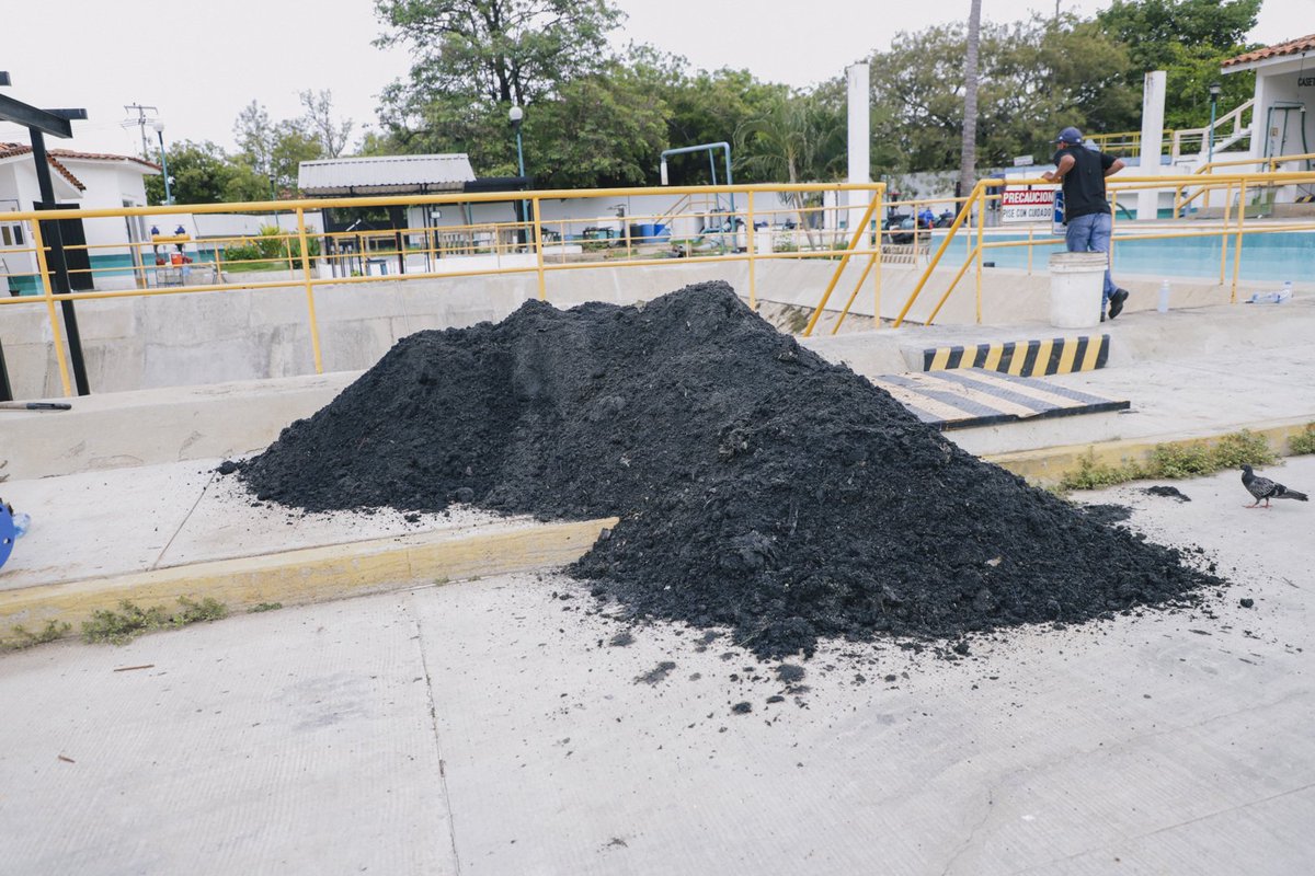 ciphuatulco's tweet photo. Con el objetivo de garantizar el correcto funcionamiento de la infraestructura sanitaria en Bahías de Huatulco, personal técnico y operativo del #CIPHuatulco realiza trabajos de desazolve y limpieza en el desarenador de la Planta de Tratamiento de Aguas Residuales (PTAR) Chahué. https://t.co/WUZ54IPqyG