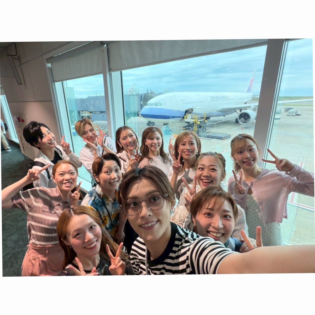 oskrevue's tweet photo. 空港でのお写真です✈️
台湾メンバー、無事に日本に帰ってきております✨

(台湾メンバー一同)

#OSK日本歌劇団
#台湾
#翼和希
#千咲えみ
#華月奏 https://t.co/eAuOTYLaBh