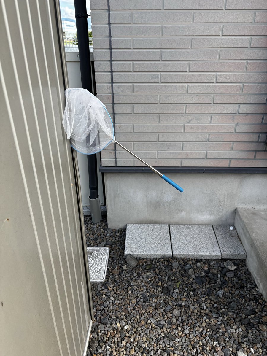 work_sati's tweet photo. もうすぐお昼ですが私は朝から力が抜けました🤷

息子くんよ斬新なお片づけ！

扉が重くて開かないにしても…💦 https://t.co/TjerLHGY6N