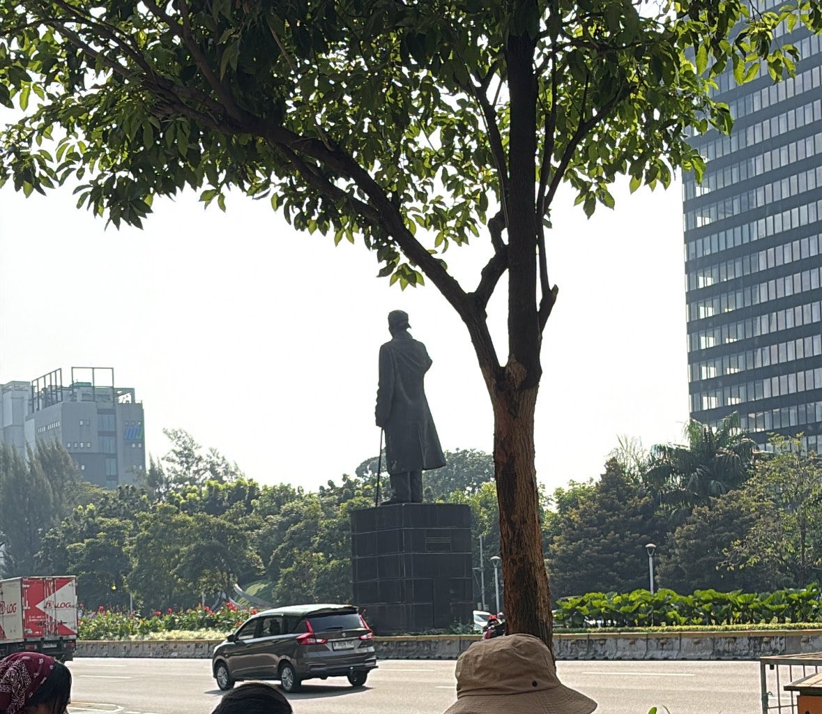 konde_co's tweet photo. Per pukul 09.38 WIB Aliansi Perempuan Indonesia mulai berkumpul di titik awal aksi di Trotoar Seberang Lap. Skateboard Dukuh Atas, Jakarta untuk memulai aksi menuntut pemerintah agar segera menyelesaikan berbagai permasalahan yang dirasakan rakyat, utamanya terkait situasi ekonomi yang semakin sulit hari ini.

Bawa alat masakmu, pakai daster/pakaian warna pink-mu, perempuan bersatu, berseru bersama hari ini!🔥

📸Khoirunnisa NF/Konde.co

#AksiAliansiPerempuanIndonesia