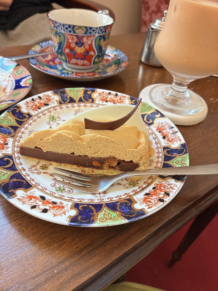 とても素敵💙 京都のカフェで見かけたこちらも日本の窯元さんなのかしら…？