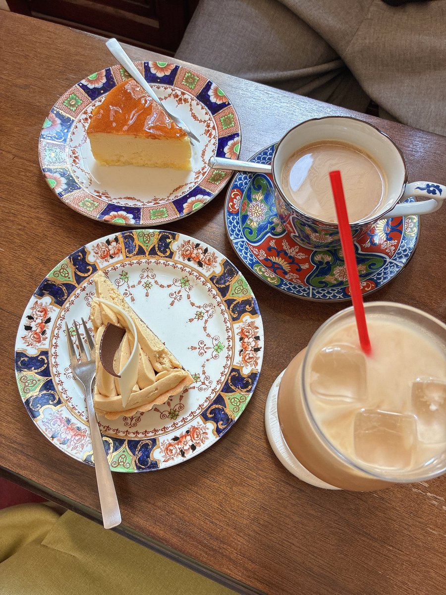 とても素敵💙 京都のカフェで見かけたこちらも日本の窯元さんなのかしら…？