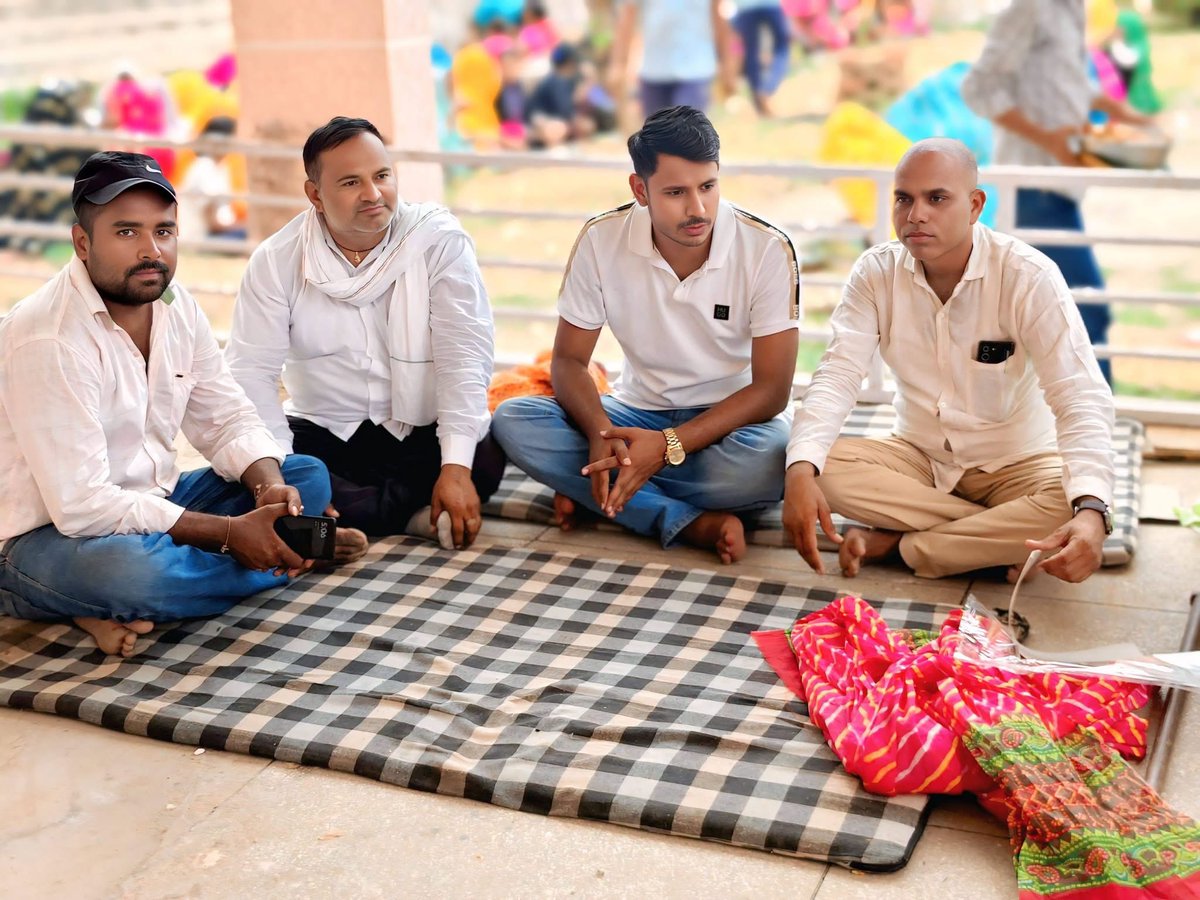 PawanBhajak's tweet photo. मित्र आदिवासी अनिल नांदरी Sunil Nandri द्वारा नांदरी सिकराय में ठाकुर जी महाराज के स्थान पर आयोजित धार्मिक कार्यक्रम में शिरकत की इस अवसर पर भाई द्वारा जो मान सम्मान दिया उसके लिए आपको बहुत बहुत धन्यवाद 🙏 https://t.co/v8z7S16KIl