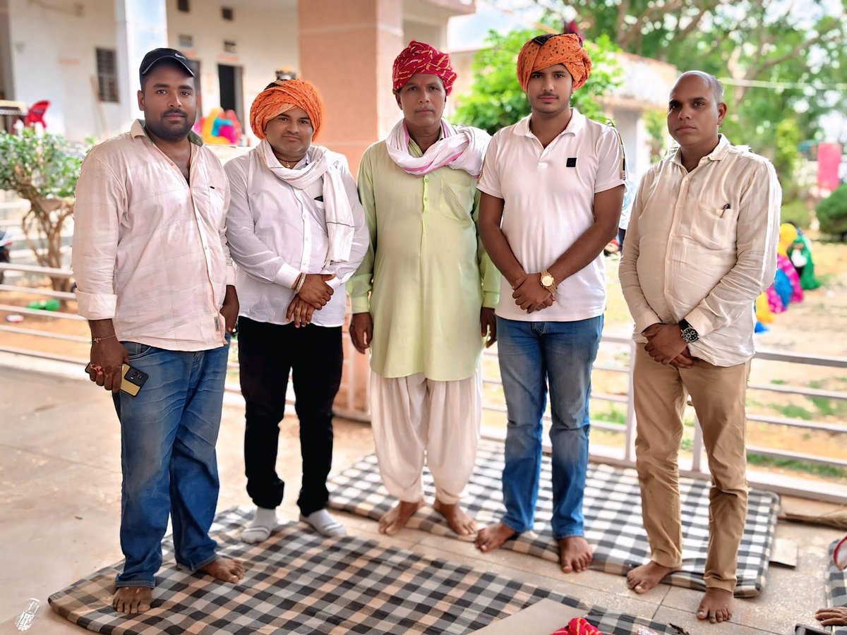 PawanBhajak's tweet photo. मित्र आदिवासी अनिल नांदरी Sunil Nandri द्वारा नांदरी सिकराय में ठाकुर जी महाराज के स्थान पर आयोजित धार्मिक कार्यक्रम में शिरकत की इस अवसर पर भाई द्वारा जो मान सम्मान दिया उसके लिए आपको बहुत बहुत धन्यवाद 🙏 https://t.co/v8z7S16KIl