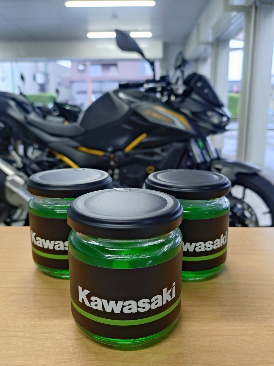 Kplazamiyazaki's tweet photo. 【再入荷】

「カワサキ カーフレグランス」

カワサキプラザ店内の香り「GREEN ESCAPE(グリーンエスケープ)」を基に調香した人気アイテム。

ご好評につき再入荷いたしました！

店頭にはサンプルもございますので、実際に香りをお試し下さい。

#カワサキのある生活 #バイク #着るカワサキ https://t.co/6AZWKQGbyz