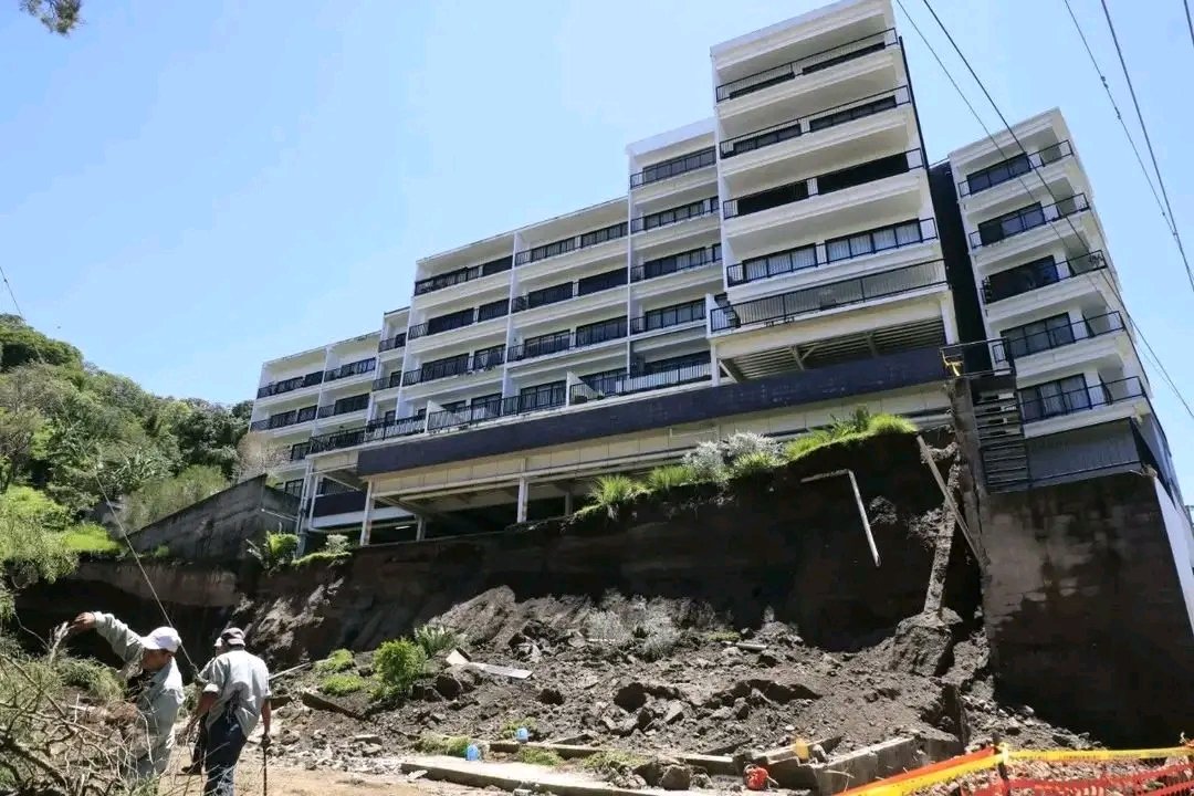 Edu_Turcios's tweet photo. Aqui les repara el ministerio de obras PÚBLICAS con tus impuestos...  Pero tu te conformas con calendarios 🦭 https://t.co/zSSaLoc2fc