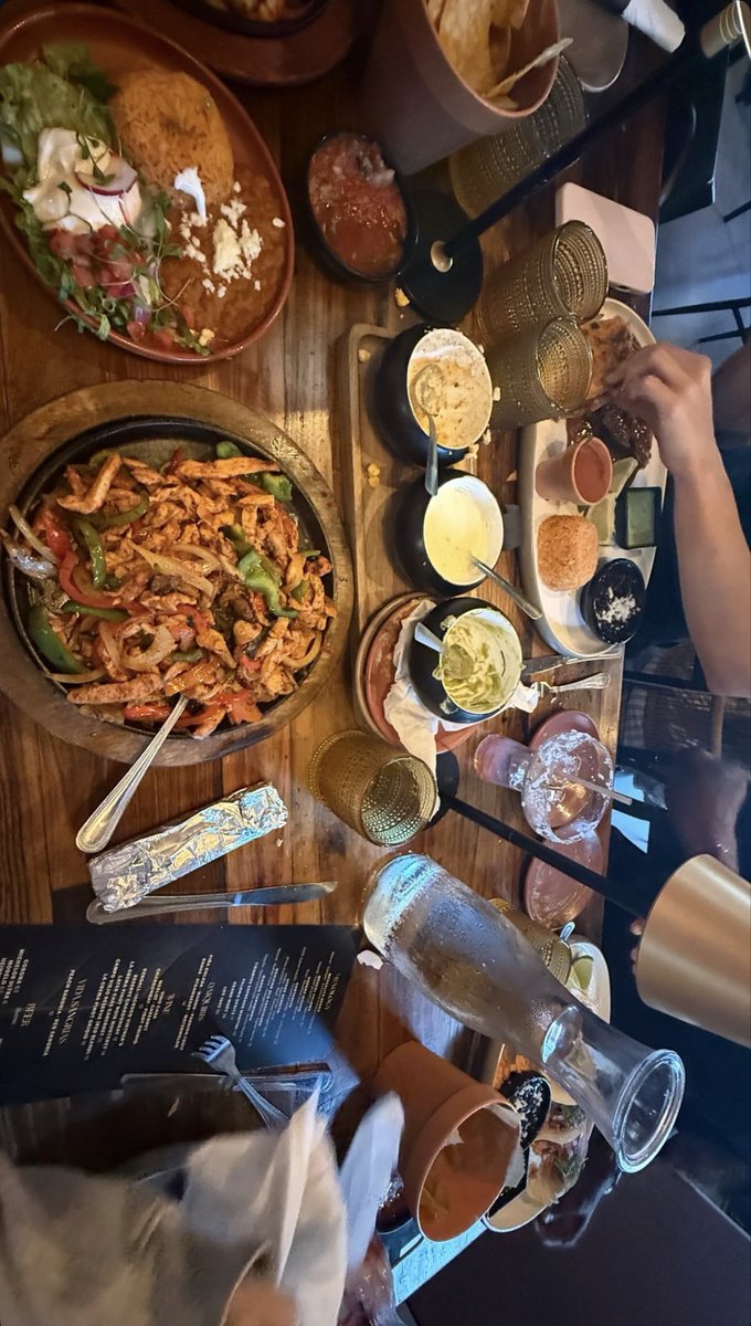 ItsDameOver's tweet photo. Absolutely delicious. My belly is happy. https://t.co/L4t411bbQe