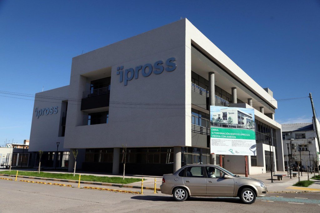 NSuarezColman's tweet photo. 💰27.000.000.000 gasta la provincia de Río Negro en una ciudad judicial, un edificio para una secretaria y otro para una obra social.
🚩27 mil millones para poner.
🚩27 mil millones que no le mejorar la calidad de vida a absolutamente nadie.
Lo que si tenemos:
🖕Escuelas que no enseñan.
🖕Patrulleros sin nafta
🖕Hospitales sin insumos.

Prioridades de un gobierno en retirada.