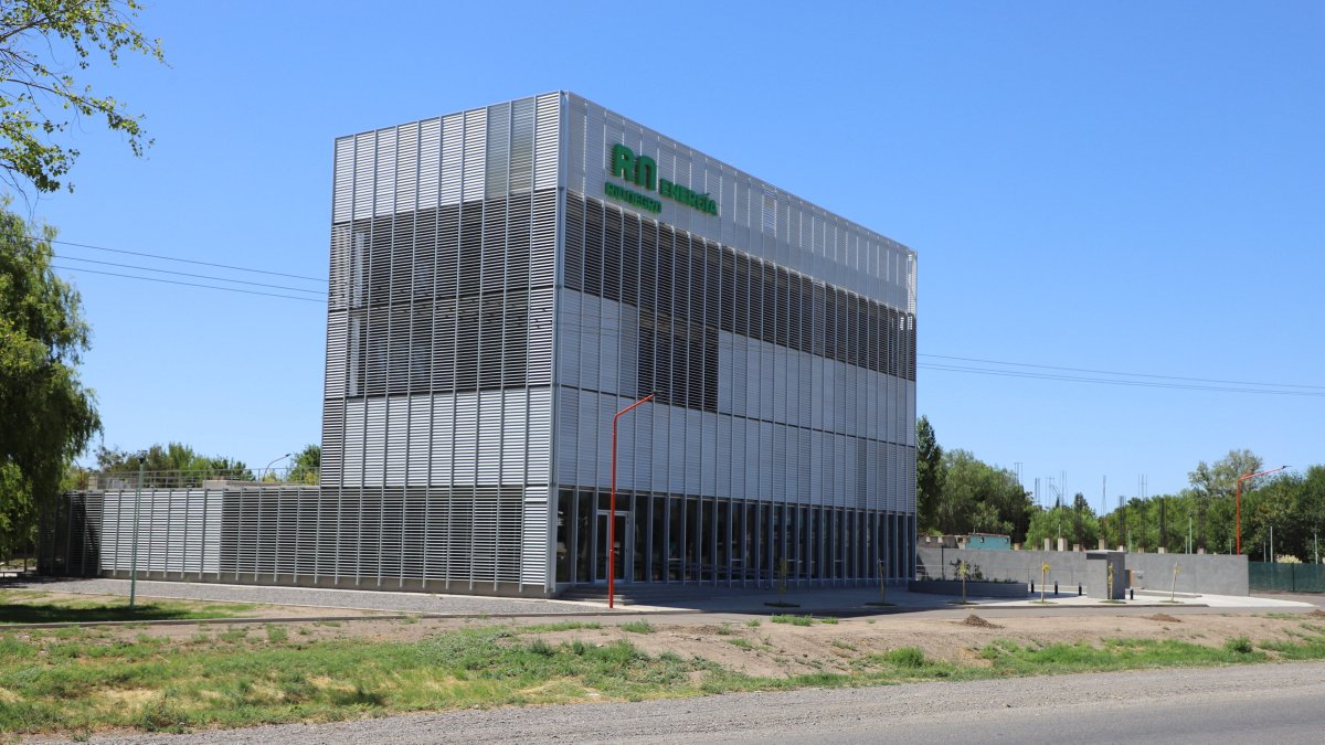 NSuarezColman's tweet photo. 💰27.000.000.000 gasta la provincia de Río Negro en una ciudad judicial, un edificio para una secretaria y otro para una obra social.
🚩27 mil millones para poner.
🚩27 mil millones que no le mejorar la calidad de vida a absolutamente nadie.
Lo que si tenemos:
🖕Escuelas que no enseñan.
🖕Patrulleros sin nafta
🖕Hospitales sin insumos.

Prioridades de un gobierno en retirada.
