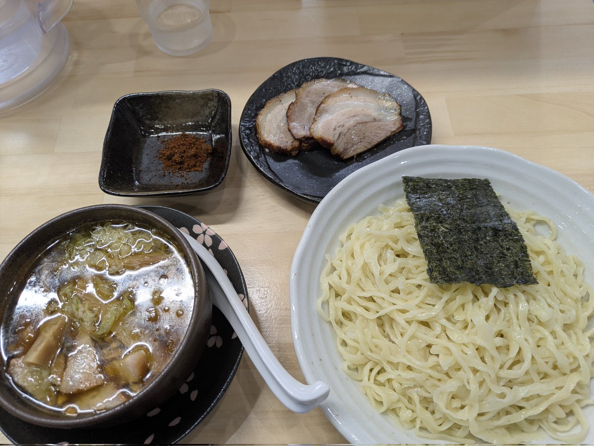 ax2a's tweet photo. 仕事の合間に🍜白河手打中華そば法隆さんでつけ✨200g＋焼豚🐷着丼と同時に香る鶏🎶白河の麺を〆るとこうなるんだ💞コシ出てチュルんと💯最近ᥫᩣ  ̖́-と胃袋縮んで腹パン(￣┓￣)ｹﾞﾌｯ😂スープ割りあんの？
😋😋完食ご馳走様😋😋 https://t.co/cFE6V9mjnd