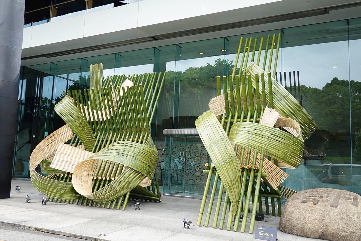 Ikebana_sogetsu's tweet photo. ＼本日、3期目の最終日！／
【開催中】草月いけばな展「花のロンド」
2026年6月10日（水）〜25日（木）＠草月会館2階談話室

草月いけばな展「花のロンド」が開催中です！
本展「花のロンド」では、自らの思いを自在に描き出す「自由花」と共に、特別テーマ「ゆらぎの調べ」（吊り作品、壁作品）が会場を彩ります。
ぜひ、草月ならではの創造性あふれるいけばなの饗宴をご体感ください。

🌿家元作品：草月会館正面入口前にて展示🌿

🌸会期：2026年6月10日（水）〜6月25日（木）
3期：6月17日（水）・18日（木）
4期：6月20日（土）・21日（日）
5期：6月24日（水）・25日（木）
※各期２日間・５期制、作品は会期毎に入替
※断続的な開催となりますのでお出かけの際はご注意ください。

🌸場所：草月会館2階 談話室（入場無料）
🌸詳細▶ https://t.co/DLtbaJQF1w