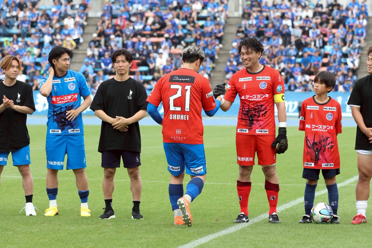 shuhei47's tweet photo. I have great respect for 幸司さん。

同じチームのライバルとして、対戦相手として、本間幸司さんと一緒にプレーできて幸せでした！

#水戸ホーリーホック
#本間幸司引退試合 https://t.co/4OB1MXXhjm