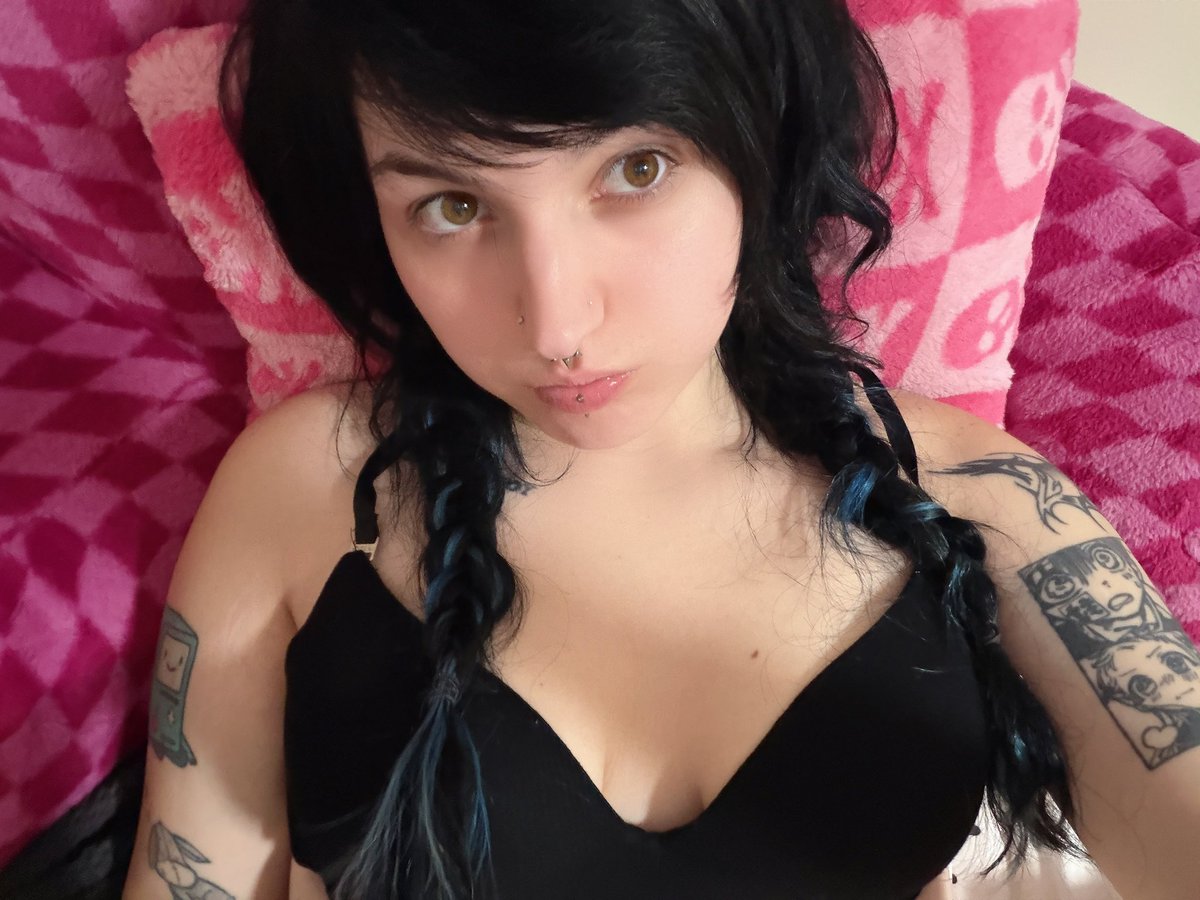 puppx_0's tweet photo. i need a new bra https://t.co/XlnHz7i8Do