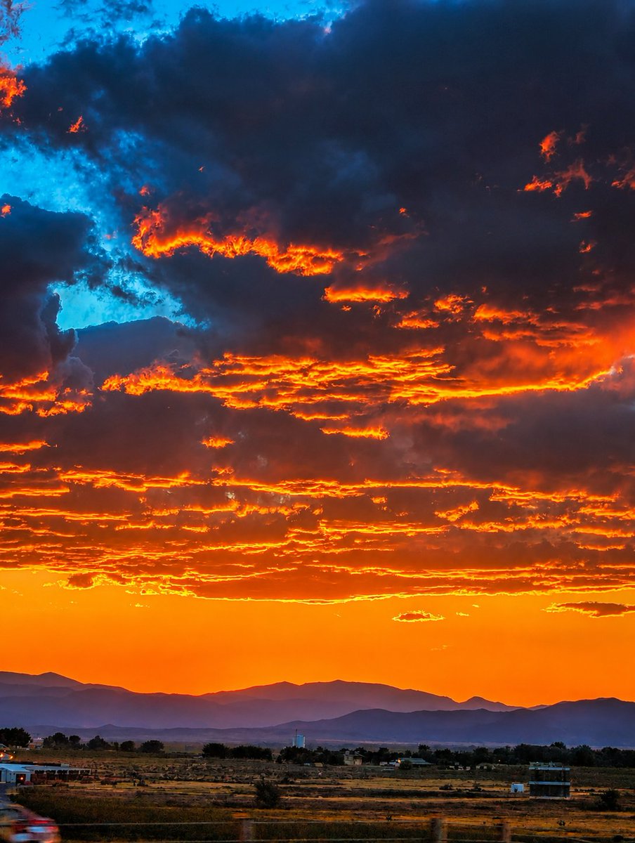NaturisticNate's tweet photo. Turned up the contrast, But look how colorful Colorado was in Johnstown tonight #cowx #sunset #colorado #noco #foco #Weather #wx #mountains #denver @CReppWx @BianchiWeather @BoulderCAST @kodythewxguy @NWSBoulder https://t.co/UFNUnHjvXn