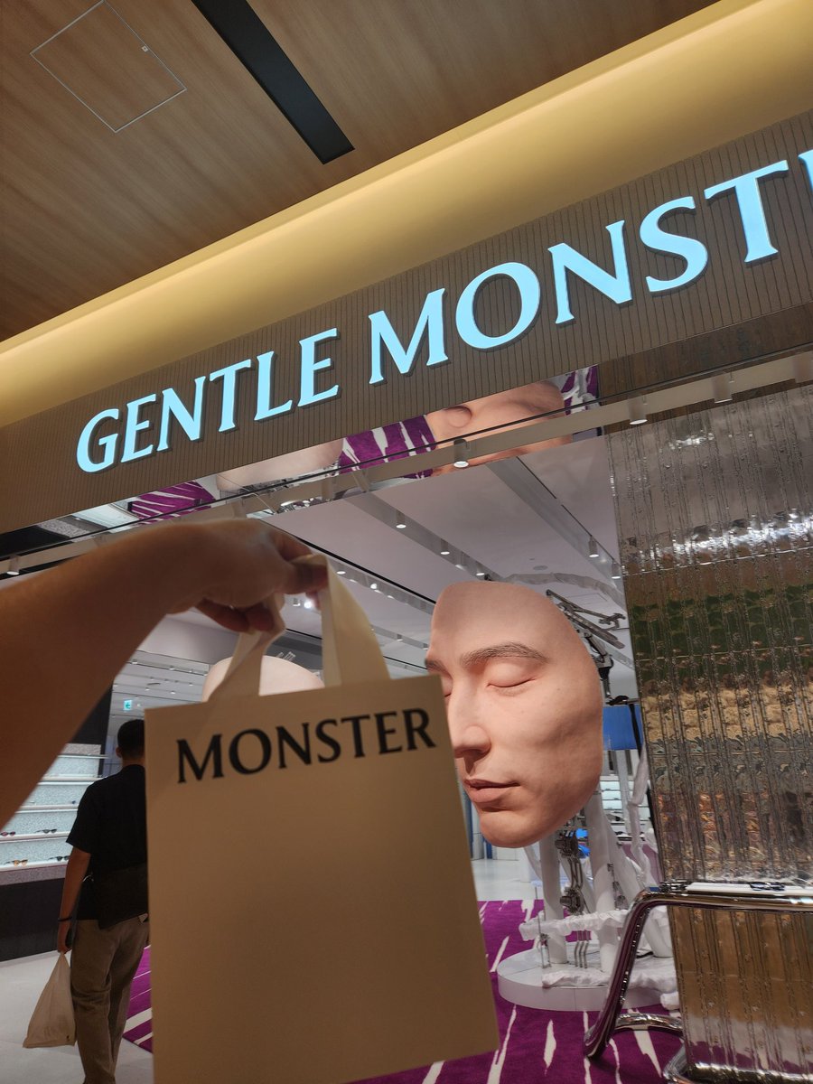 HananIrish's tweet photo. Tetep jajan walaupun udah di Airport 😂😂🫠🫠 https://t.co/eZTexQw16P