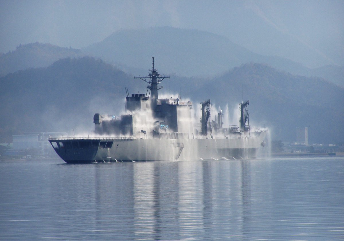 VbJPlHwzAx19859's tweet photo. 補給艦AO426おうみ公試中
(2004.11.24)放射能洗浄装置作動 https://t.co/nvP8FFhKA2