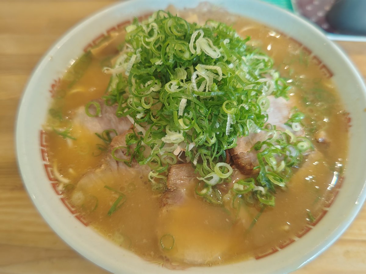 UNDERRIGHT7's tweet photo. 今日の昼御飯は #高島ラーメン でラーメン大を頂きました🙏750円はコスパ最高です👍ねぎドッサリ、叉焼沢山にもやしもあり～ので腹パンです😝スープは醤油豚骨でコクがあってしっかりした味です。麺大盛は2玉😳硬めにしたので食感よくスルスルといけました👍夕飯が食べれるか心配な67杯目🍜
#岡山市 https://t.co/sIWqiYh171