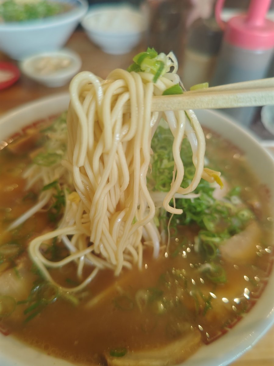 UNDERRIGHT7's tweet photo. 今日の昼御飯は #高島ラーメン でラーメン大を頂きました🙏750円はコスパ最高です👍ねぎドッサリ、叉焼沢山にもやしもあり～ので腹パンです😝スープは醤油豚骨でコクがあってしっかりした味です。麺大盛は2玉😳硬めにしたので食感よくスルスルといけました👍夕飯が食べれるか心配な67杯目🍜
#岡山市 https://t.co/sIWqiYh171