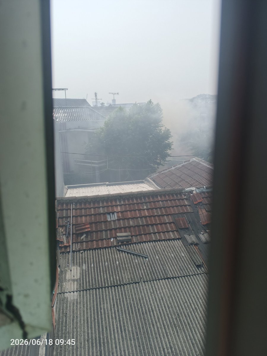 Dimbud48's tweet photo. gila ada yg bakar sampah deket SD tempat gw jualan pas anginnya lagi ngarah ke SD pula ini kantin ngebul bikin mata perih sama sesak nafas cok
anak anak juga pada ngeluh banyak asap https://t.co/qlY17eQcbu