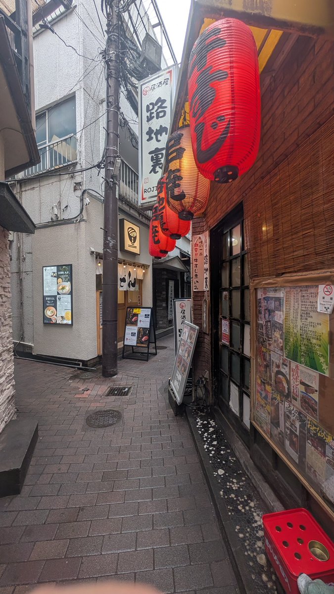 umami8864's tweet photo. 品川駅港南口のディープな路地裏。普通はまず通らないこの立地もたまらない。

​ランチメニューは色々あるけど、着席しすると、店員さんが「旨辛だよね？」と、目配せでオーダー完了。もはや自動オーダーシステム（笑）。

​この熱々トロトロ、最高です。

​#品川グルメ #路地裏 #旨辛牛すじ煮込み https://t.co/5t2aV18haZ