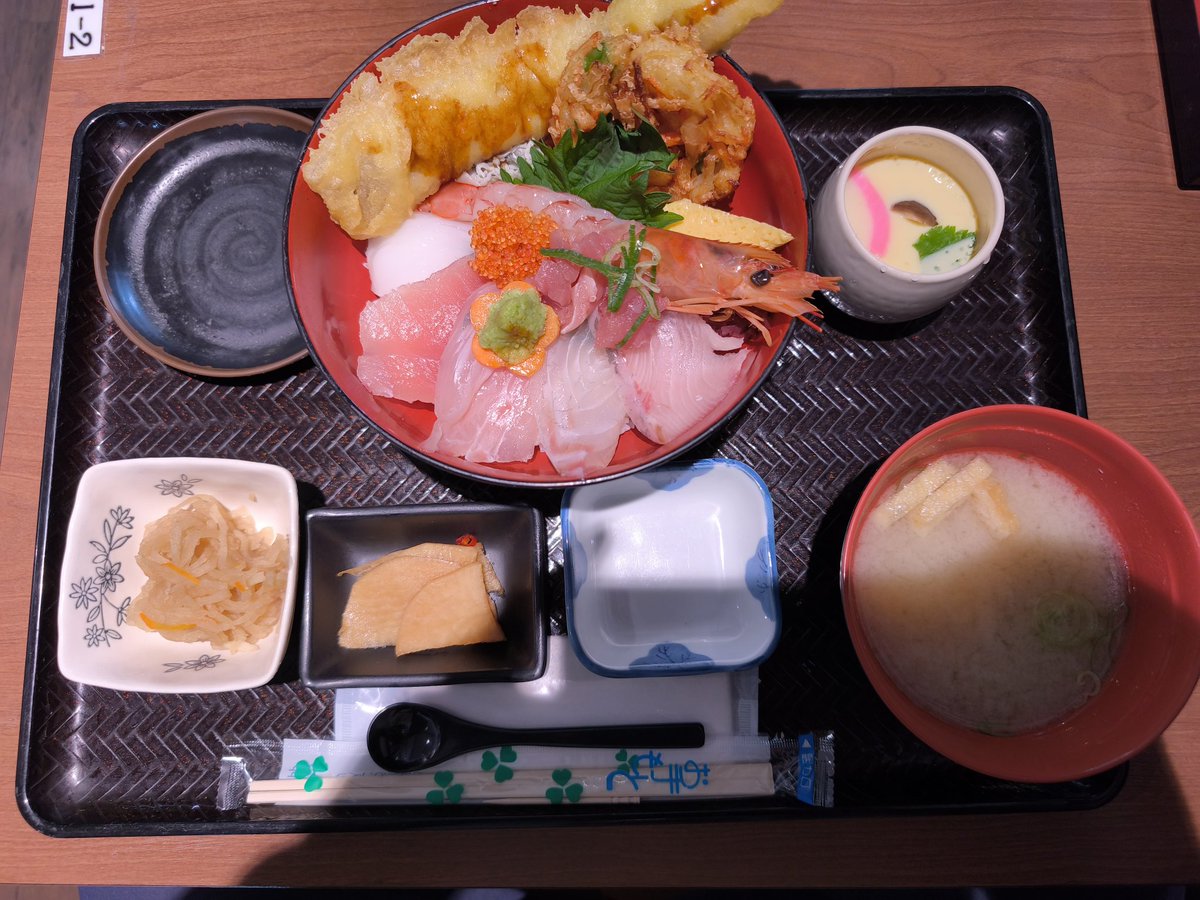 iDaIcEVlev93450's tweet photo. #ウマ娘グルメ部
今日は海鮮丼と唐揚げ！アーモンドアイ顔負けの捌きっぷり！新鮮な海鮮丼に出汁の効いた茶碗蒸しと味噌汁！大きいサイズの唐揚げに満足！これはアーモンドUMアイ！（ウマイ） https://t.co/CM7Psx67eE