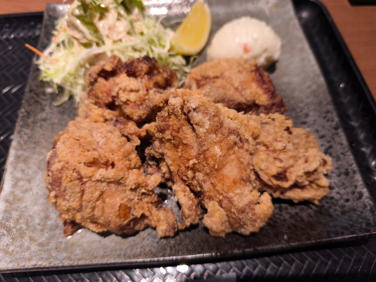 iDaIcEVlev93450's tweet photo. #ウマ娘グルメ部
今日は海鮮丼と唐揚げ！アーモンドアイ顔負けの捌きっぷり！新鮮な海鮮丼に出汁の効いた茶碗蒸しと味噌汁！大きいサイズの唐揚げに満足！これはアーモンドUMアイ！（ウマイ） https://t.co/CM7Psx67eE