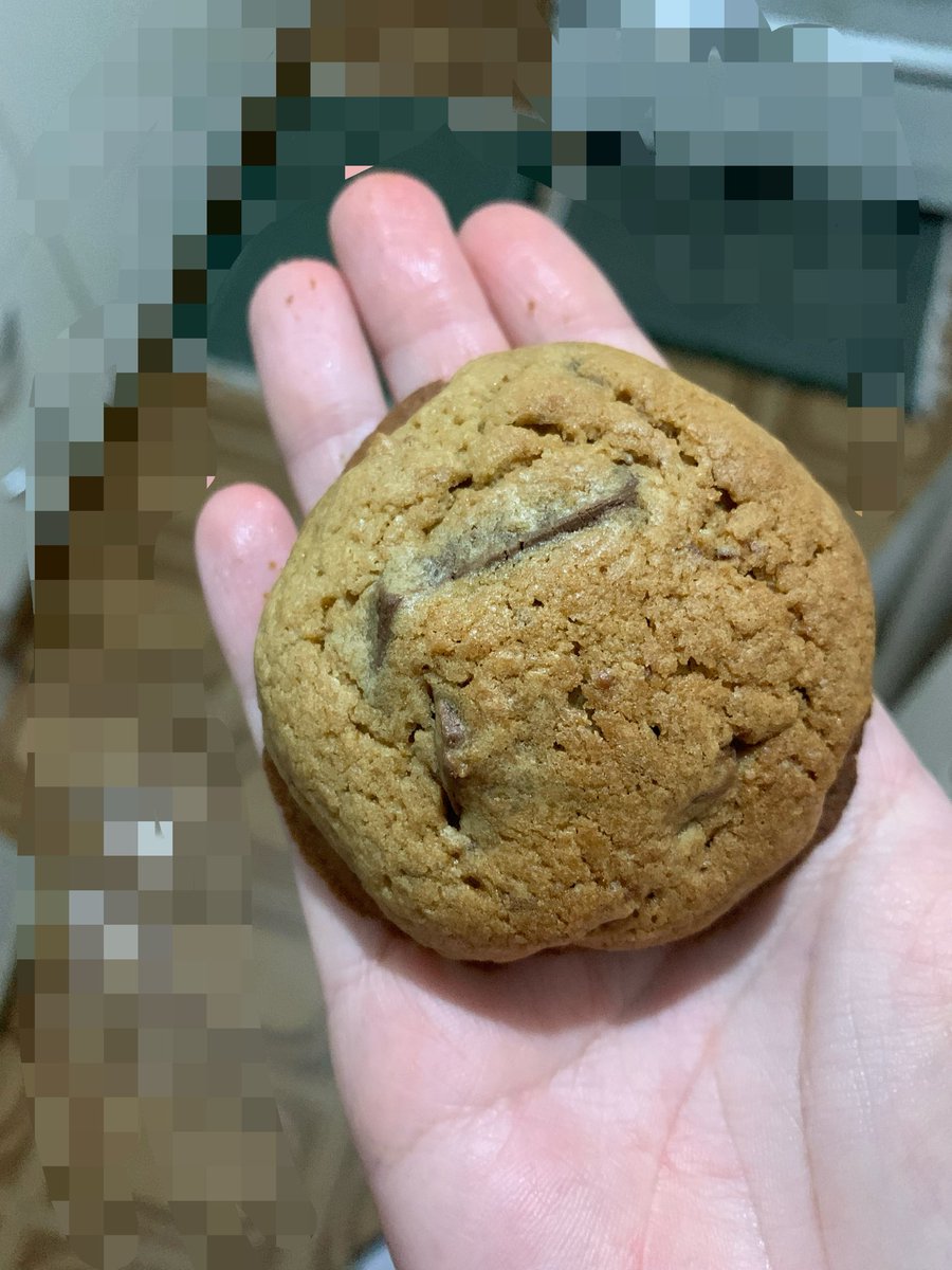 Capatxt's tweet photo. Ficou bom, me rendei dessa vez 18 unidades ao invés de 10, cada cookie cru pesou 50/54g, oque dá equivalente a 200/250kcals por unidade. Eu vou remover meu siso então espero que isso me impeça de comer. Vou fazer nf de 16/20h durante essa semana para fins diuréticos. https://t.co/VpYYY3wh3X