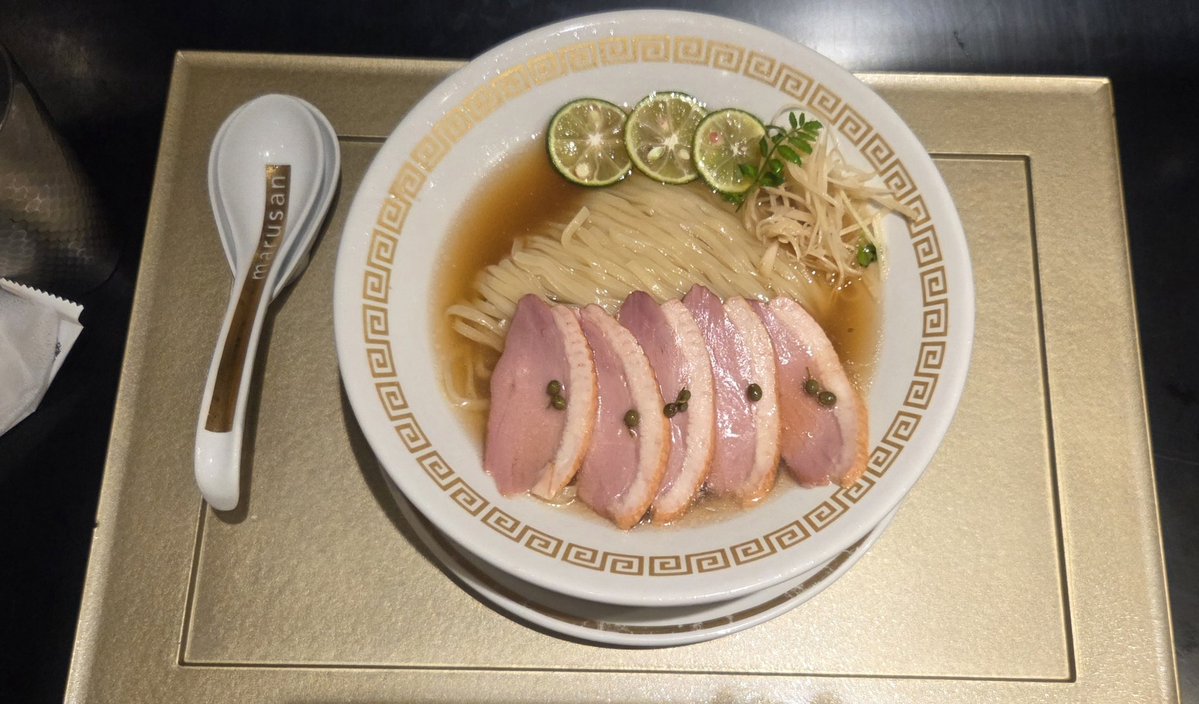 GreenTeaSoGood's tweet photo. #ウマ娘飯テロ部
 #ウマ娘ラーメン部
昨日載せ忘れてた(·▷．)
〇de△の冷やし麺
ツルッとした麺、鴨チャーシュー
さっぱりしたスープ
🍋‍🟩スダチと山椒の葉と実で和の風味がしっかり感じられます
知らなかったのだけど〇de△は鶏soba等と同じ座銀系列だったんですね
これもかなり美味しかったです🙏 https://t.co/mffuy3oHkF