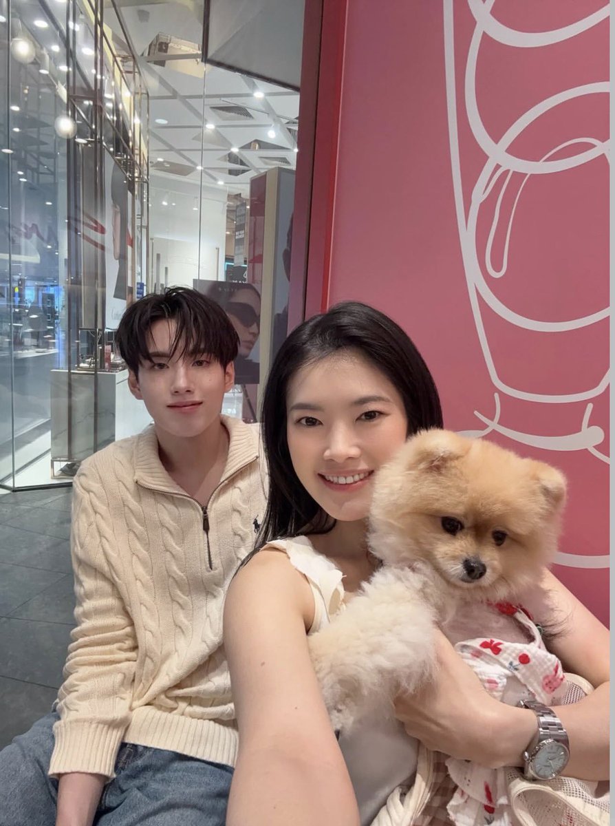sleepyjaydesu's tweet photo. น่ารักจางงง หลังจบงานเดี่ยวตัวเองที่ iconsiam มีเด็กขอมะม๊าแวะกินไอติมเติมพลังนี่นา 🍨🥭 กินเสร็จก็หลับป้อกนั่งรถไปสยามต่อเลย 🥺❤️‍🩹❤️‍🩹 https://t.co/ciyozJNXaw