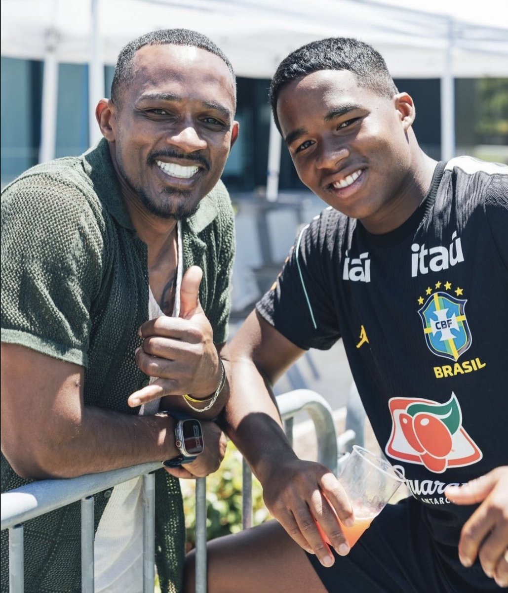rindocasal's tweet photo. Endrick e seu pai no treino da seleção brasileira hoje ❤️🇧🇷 https://t.co/k6nfBBaQPx