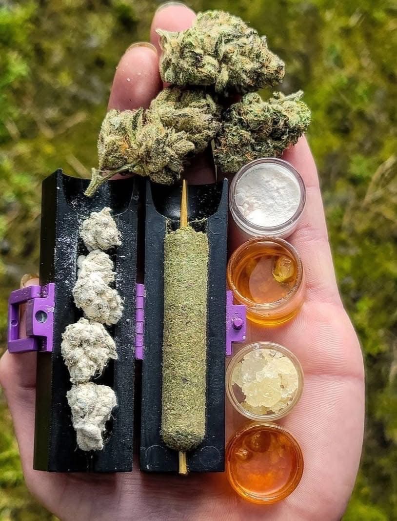 STONERS R US 🍃 tweet media