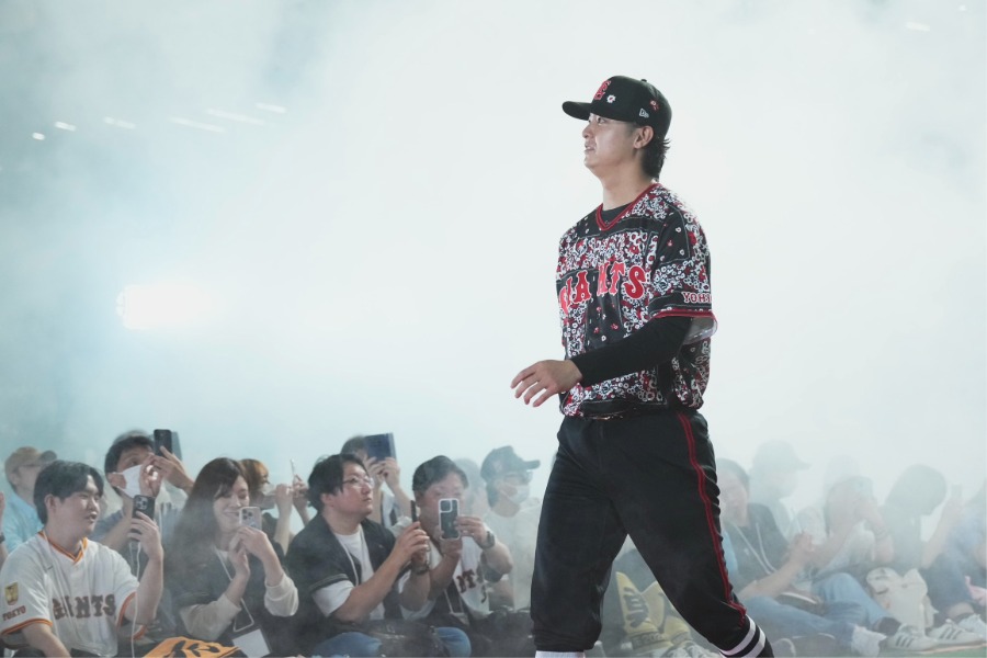 Fullcountc2's tweet photo. #巨人 が #ジョーダンブランド とのコラボを発表！🏀⚾️

黒を基調にしたバンダナ柄の特別ユニホームがお披露目🌟

選手ごとに柄が異なる“世界に1つ”のデザイン。7月31日のDeNA戦から着用予定です🔥

Photo by Yasushi Kobayashi 📸

#giants #ジャイアンツ https://t.co/sva1TF1EQC