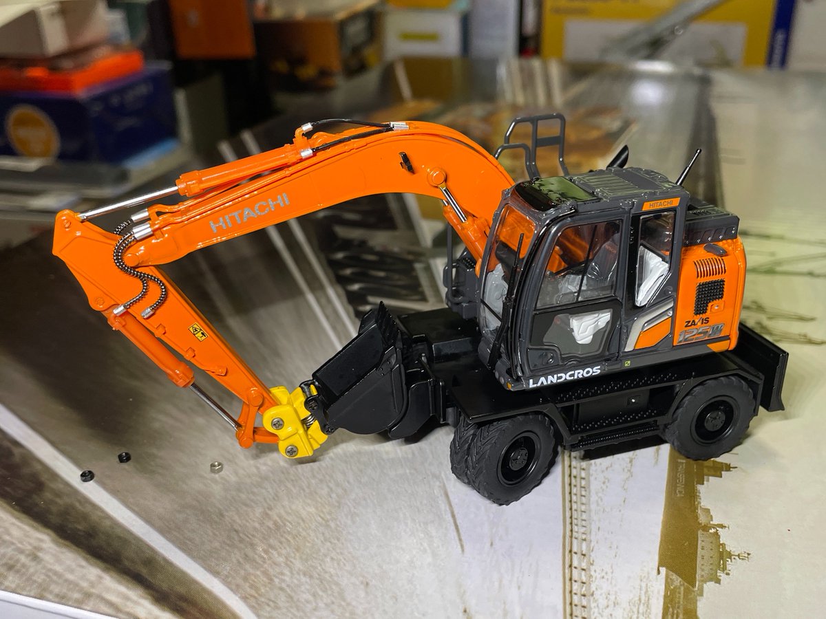 hoi9007's tweet photo. きのう買ってきたタイヤの新しいやつ

125Wには住友の林業仕様に付いてたヒッチがちょうど使えるね https://t.co/Eq3dcN1GQq