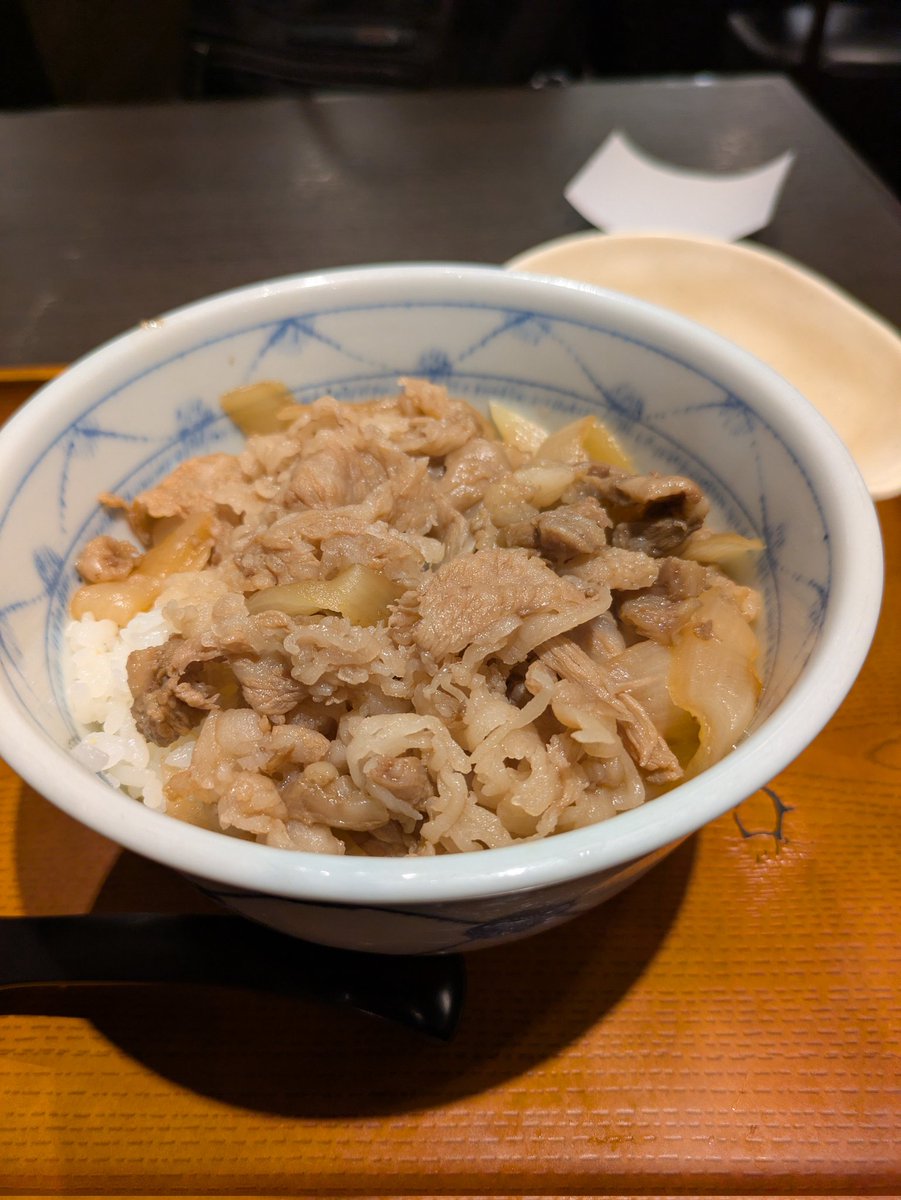 do_kan's tweet photo. こちら、1500円の牛丼。
吉野家の3倍だけに肉は良質。
このランチを通じて吉野家の企業努力が一層伝わった。
吉野家で牛丼＋牛皿で1500円分食べた方が満足度が高いまである。 https://t.co/8nMHHCDRnL