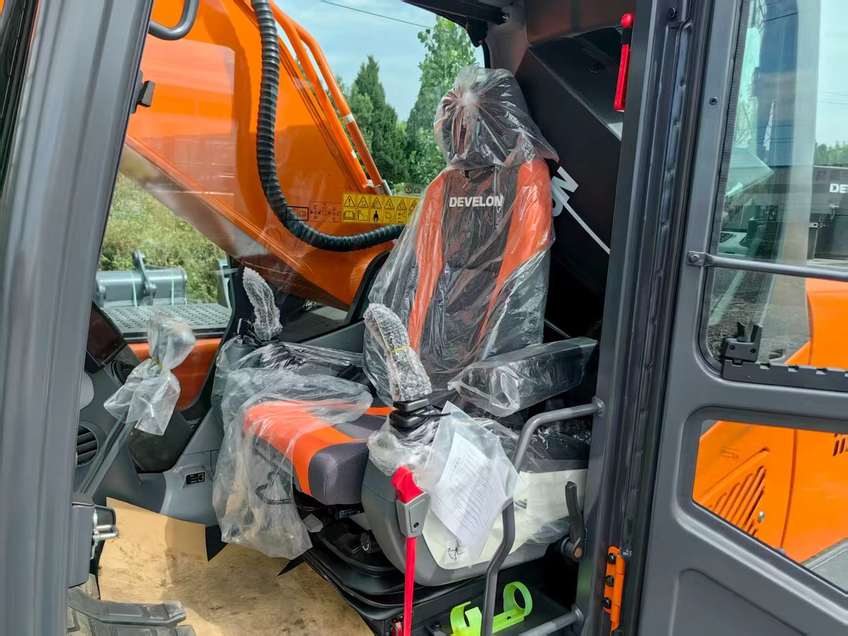 LexiYu0301's tweet photo. DEVELON DX360LCA-7B Excavator
🔥 On sale now — only a few units left!

Contact us for quotation &amp; details.
📲 WhatsApp: +86 15014198974

#DEVELON #DX360LCA7B #Excavator #ConstructionEquipment #HeavyMachinery #MachineryExport https://t.co/zDBkKPPM1w