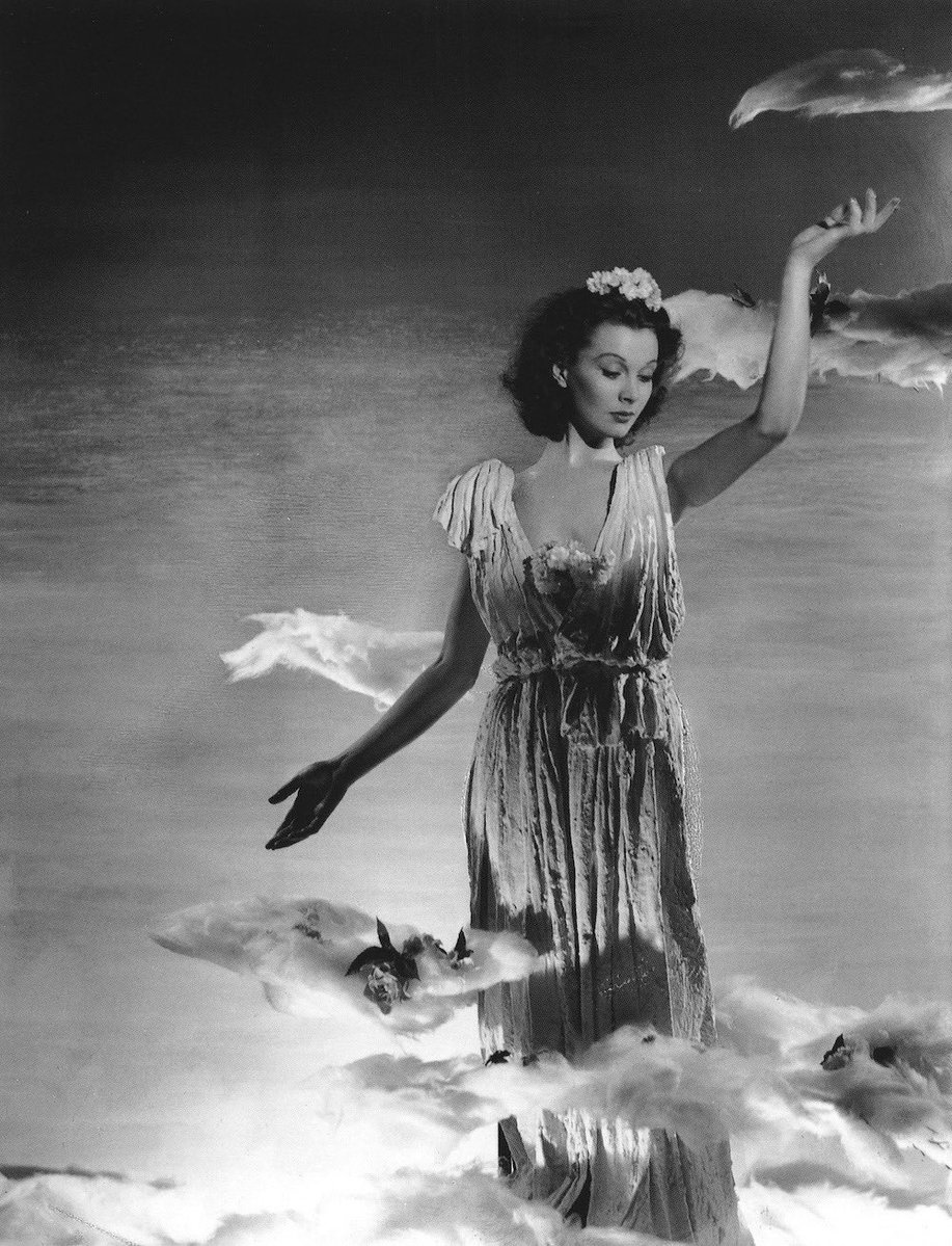 oldhllywoods's tweet photo. vivien leigh as aurora, goddess of dawn, photographed by angus mcbean, 1938. https://t.co/Qh3oG54JhH