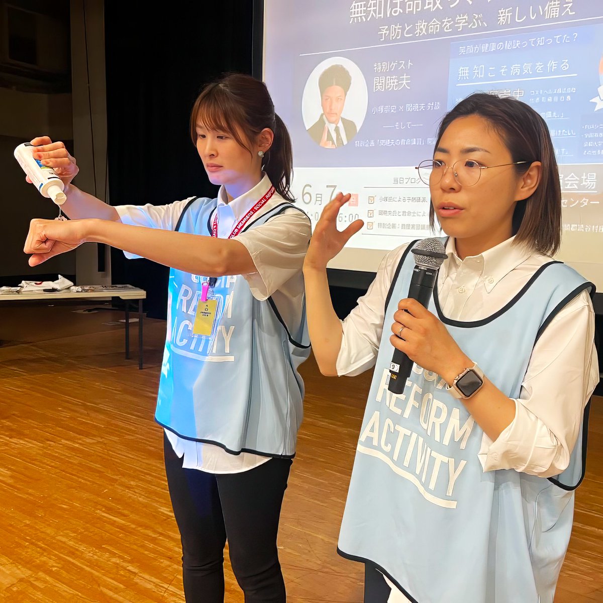 jyonetsuclub's tweet photo. やけどの応急処置、正しくできますか？
読谷村のイベントで実演した水不要のウォータージェルボトル🔥

患部に盛るように使うのがポイント✨
アコードインターナショナル様のやけどケアグッズを
イベントに参加されたみなさまにお渡ししました✨

皆様もこの機会にやけどケアグッズをチェックしてみてください。
https://t.co/1ce3sXsVOy

#情熱クラブ一般社団法人
#アコードインターナショナル
#防災を日常に
#やけどへの備え