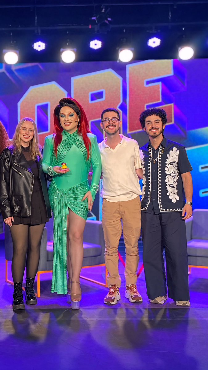 brunametring's tweet photo. 1- eu e meus favs com a nossa fav @Lorelay_Fox 
2- a lorepata antes de assistir a lorelive
3- a lorepata suja de gloss após receber a benção da sua vó lorelay
4- o leque que eu queria ter furtado mas a @diaestudio nao deixa https://t.co/m58wrZVJxA