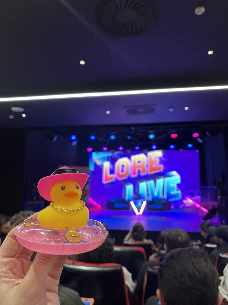 brunametring's tweet photo. 1- eu e meus favs com a nossa fav @Lorelay_Fox 
2- a lorepata antes de assistir a lorelive
3- a lorepata suja de gloss após receber a benção da sua vó lorelay
4- o leque que eu queria ter furtado mas a @diaestudio nao deixa https://t.co/m58wrZVJxA