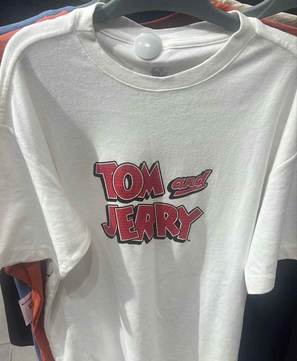 bewitchedaudrey's tweet photo. para sempre serei hater #1 de camisas desse tipo que a estampa é nas costas e na frente é só o texto/logo https://t.co/7H5vJ4b2SE