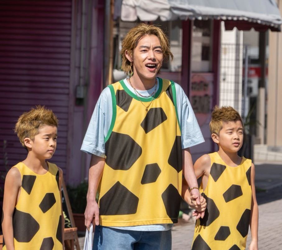 itaizyoshizukan's tweet photo. 『地面師たち』や『九条の大罪』など、Netflix作品で悲惨な役ややられ役ばかり演じていた実力派俳優・吉村界人氏

ネトフリファンからの「次こそは彼に幸せな役をあげて」という切実な願いが届いたのか、クレヨンしんちゃんの実写CMに『チータ君』役で出演

そのハマりっぷりと子供もいる楽しそうな姿に、ようやく幸せな役を掴み取った姿を見て涙するネトフリ民が続出している模様
