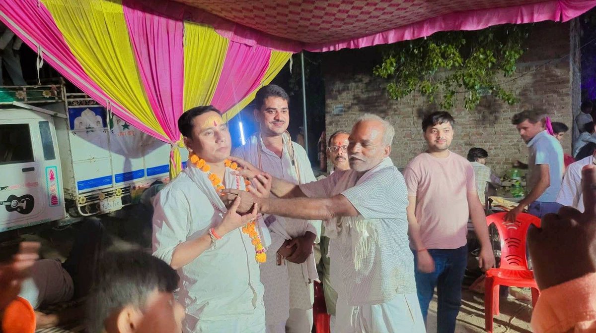 shiva8aug's tweet photo. #पढ़ौरी_गाँव_से_तो_हमारा_गुरु_भाई_का_रिश्ता_है |
आज #मौदहा के स्वामी रोटीरामजी की तपोभूमि #ग्राम_पढ़ोरी में आयोजित #बजरंगबली_मंदिर (#गोसाईं_बाबा)  "7 दिवसीय विशाल विष्णु महायज्ञ एवं श्रीमद् भागवत कथा" के भव्य समापन अवसर पर सम्मिलित होने का सौभाग्य प्राप्त हुआ। https://t.co/46rZ9pSpjn